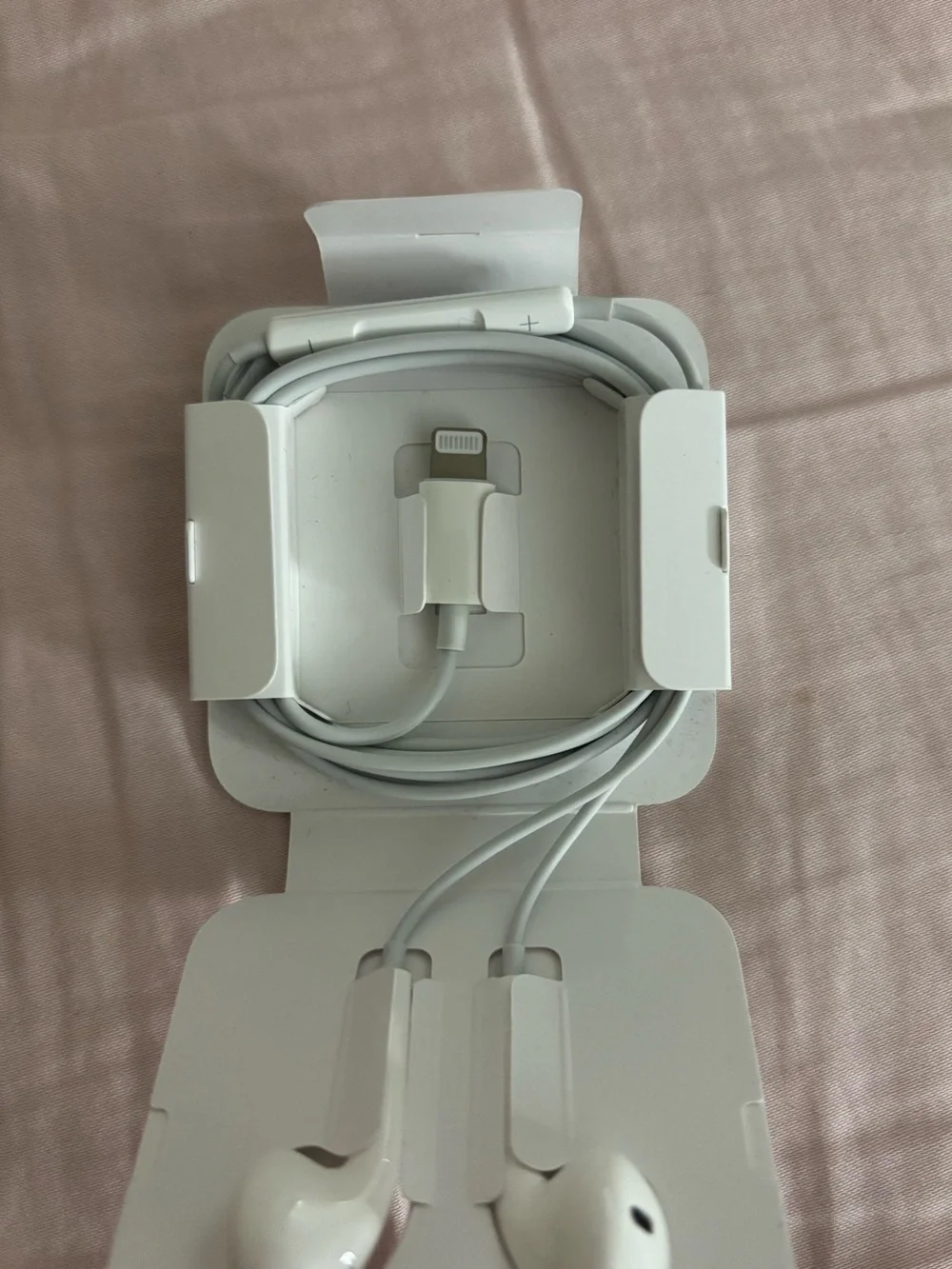 NWOT apple wired earpods original headphones !